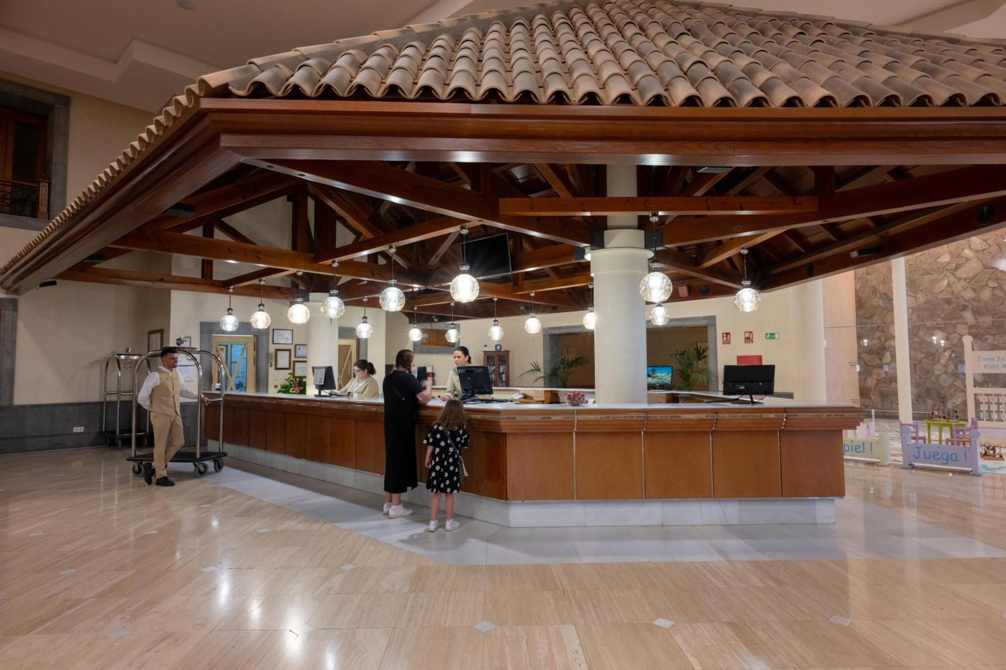 阿德赫格瑞考斯塔酒店 阿德耶 外观 照片